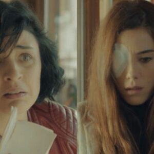 Sule encara Zeynep furiosa após descobrir o nome da professora no caderno de Melek na novela “Mãe” da Record TV.