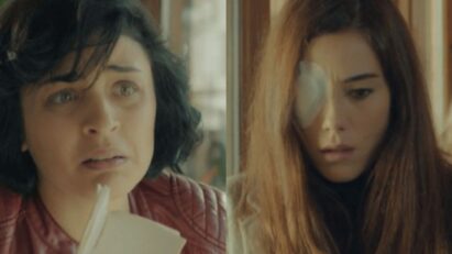 Sule encara Zeynep furiosa após descobrir o nome da professora no caderno de Melek na novela “Mãe” da Record TV.