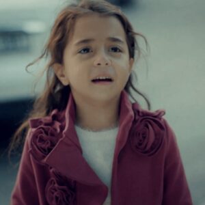 “Turna se desespera ao ver sua foto no jornal em cena emocionante da novela Mãe.”