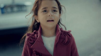 “Turna se desespera ao ver sua foto no jornal em cena emocionante da novela Mãe.”