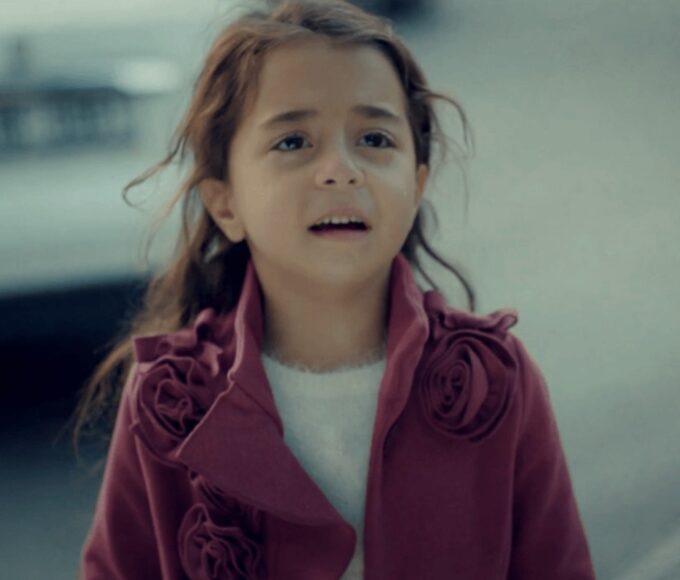 “Turna se desespera ao ver sua foto no jornal em cena emocionante da novela Mãe.”