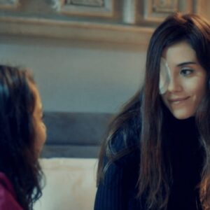 Zeynep e Turna emocionadas em cena comovente da novela Mãe, da Record