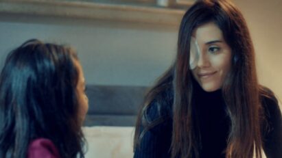 Zeynep e Turna emocionadas em cena comovente da novela Mãe, da Record