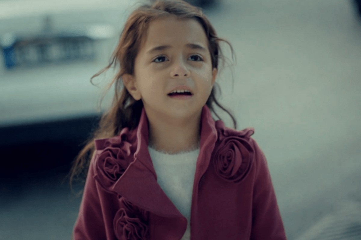 “Turna se desespera ao ver sua foto no jornal em cena emocionante da novela Mãe.”