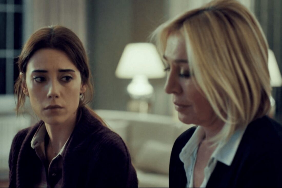 Zeynep e Cahide em cena emocionante na novela Mãe, exibida pela Record TV
