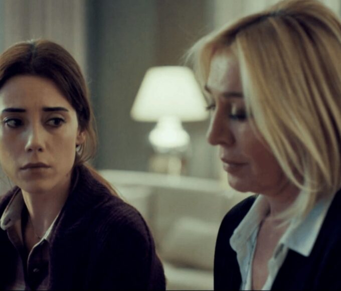 Zeynep e Cahide em cena emocionante na novela Mãe, exibida pela Record TV