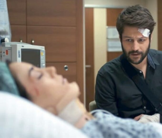 Zeynep em cena dramática da novela Mãe, exibida pela Record TV