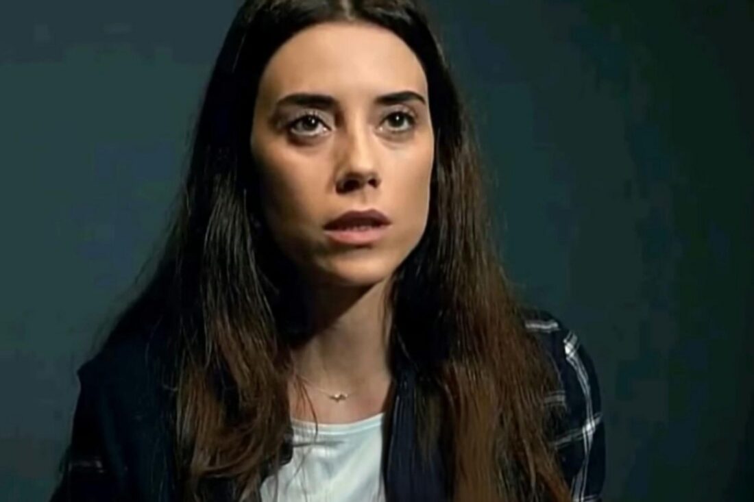 alt="Zeynep sendo presa pela polícia na novela Mãe, da Record"