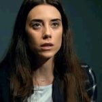 alt="Zeynep sendo presa pela polícia na novela Mãe, da Record"