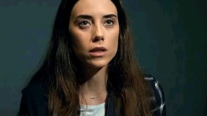 alt="Zeynep sendo presa pela polícia na novela Mãe, da Record"