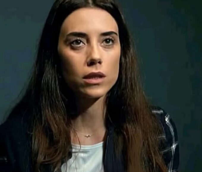 alt="Zeynep sendo presa pela polícia na novela Mãe, da Record"
