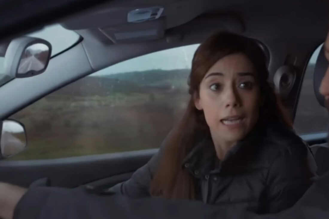 Zeynep desperta no hospital ao lado de Turna em cena emocionante da novela Mãe, da Record.