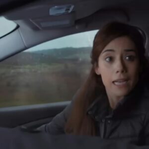 Zeynep desperta no hospital ao lado de Turna em cena emocionante da novela Mãe, da Record.