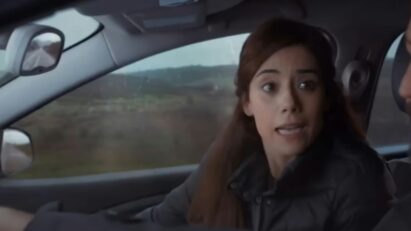 Zeynep desperta no hospital ao lado de Turna em cena emocionante da novela Mãe, da Record.