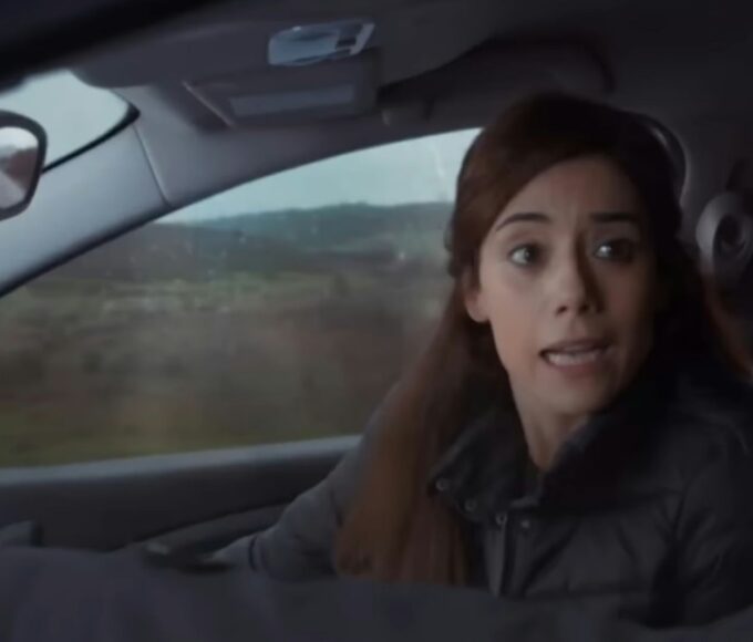 Zeynep desperta no hospital ao lado de Turna em cena emocionante da novela Mãe, da Record.