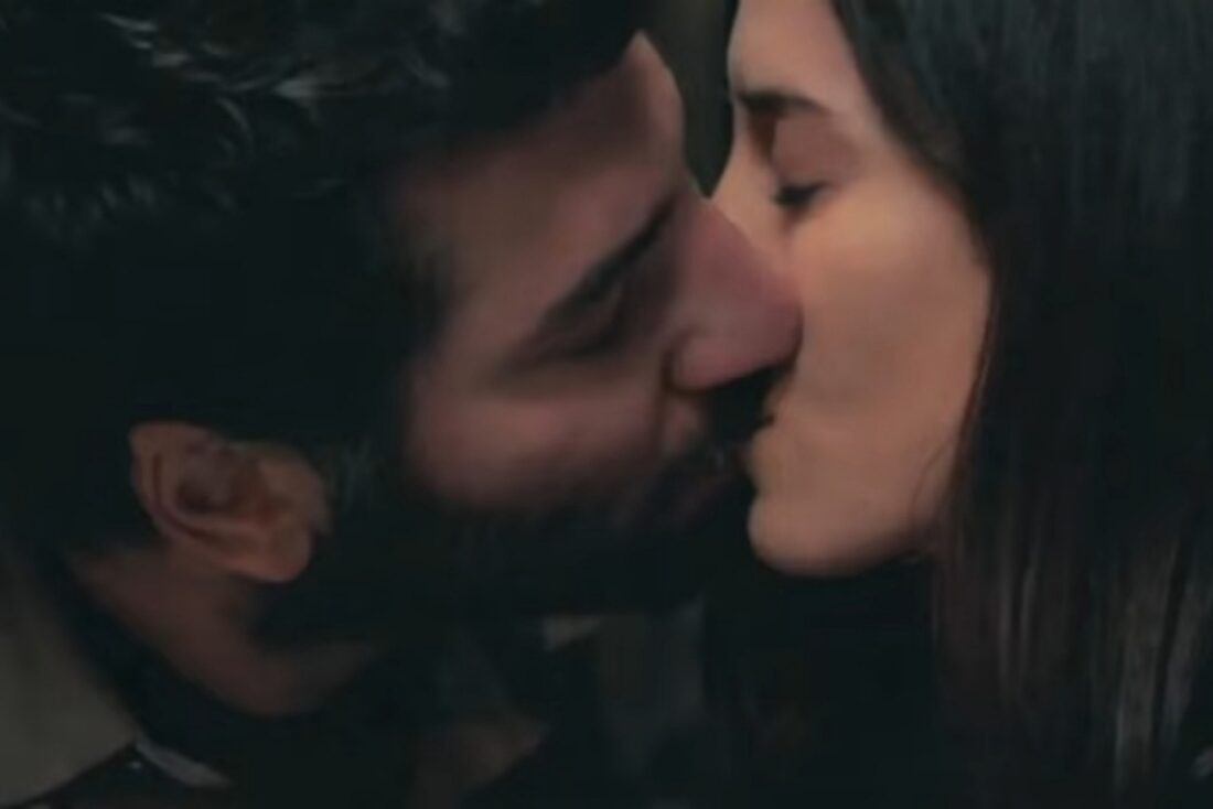 Vilão Cengiz encarando Zeynep com expressão ameaçadora em Mãe.