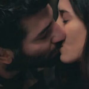 Vilão Cengiz encarando Zeynep com expressão ameaçadora em Mãe.