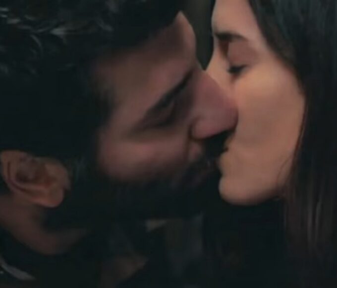 Vilão Cengiz encarando Zeynep com expressão ameaçadora em Mãe.