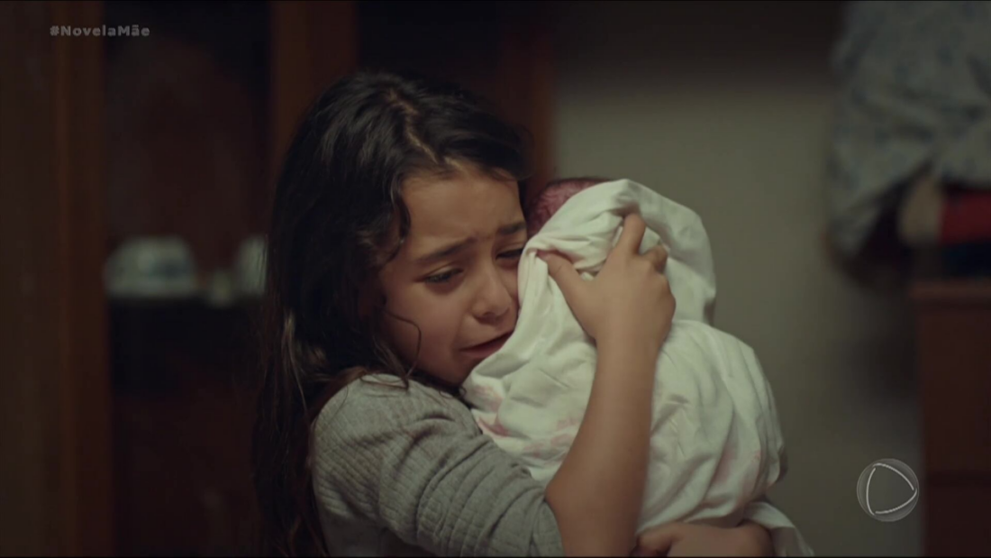 Melek chorando ao descobrir que será separada do irmão nos próximos capítulos de Mãe