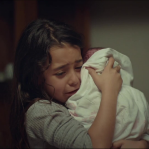 Melek chorando ao descobrir que será separada do irmão nos próximos capítulos de Mãe