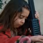 Cena emocionante de Melek andando pelas ruas na novela Mãe da Record