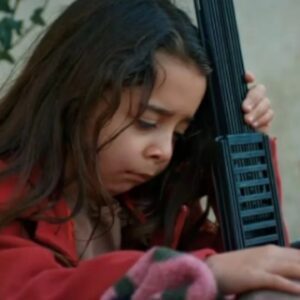 Cena emocionante de Melek andando pelas ruas na novela Mãe da Record