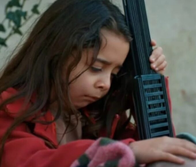 Cena emocionante de Melek andando pelas ruas na novela Mãe da Record