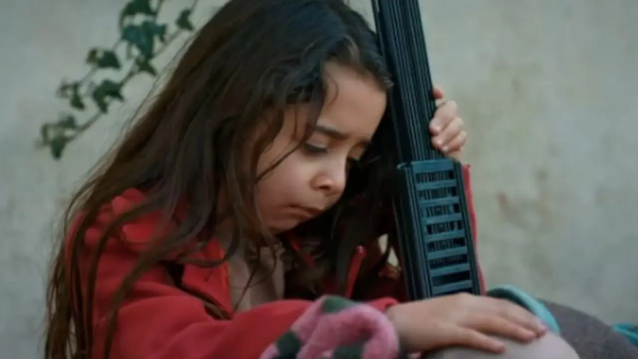 Cena emocionante de Melek andando pelas ruas na novela Mãe da Record