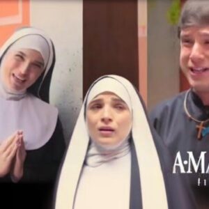 Brisa vestida de freira na novela Mar do SBT tentando encontrar Pascoal