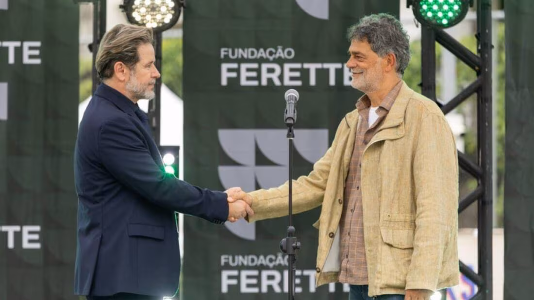 Rogério reaparece vivo durante cerimônia da Fundação na novela Três Graças capítulo 100