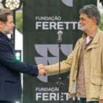 Rogério reaparece vivo durante cerimônia da Fundação na novela Três Graças capítulo 100