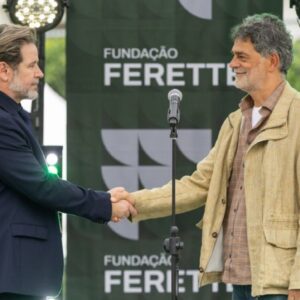 Rogério reaparece vivo durante cerimônia da Fundação na novela Três Graças capítulo 100