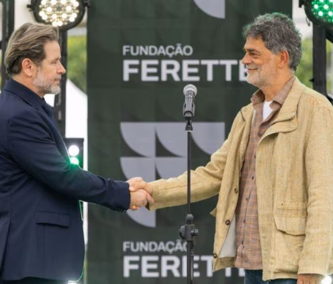 Rogério reaparece vivo durante cerimônia da Fundação na novela Três Graças capítulo 100