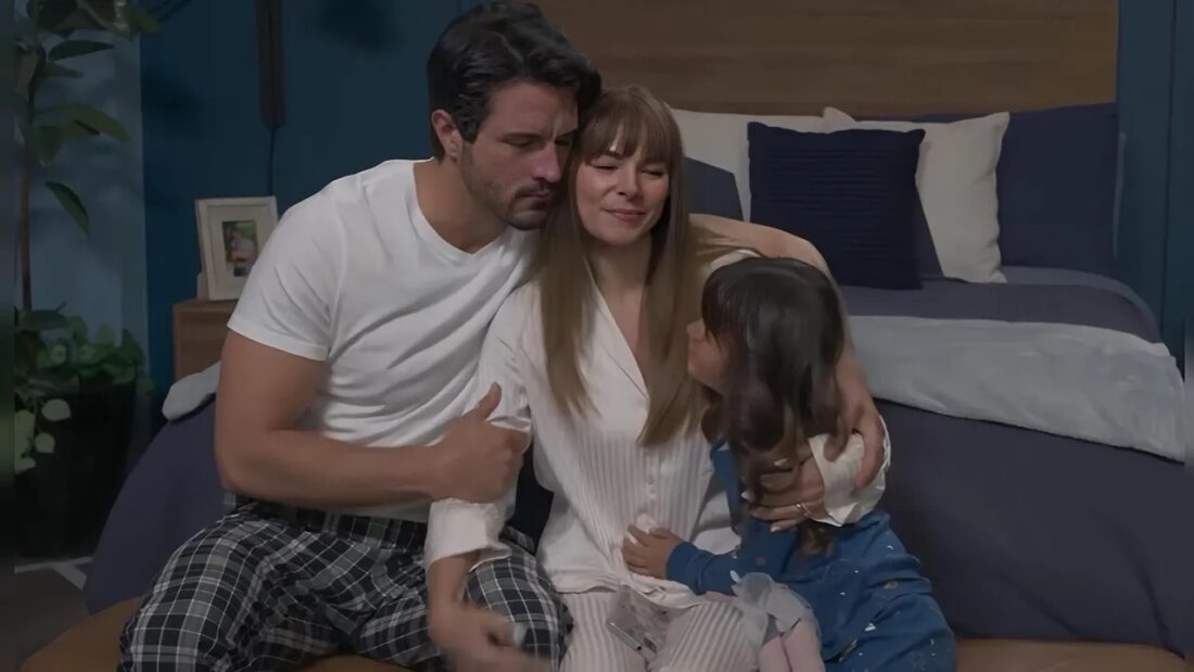 Isabela segurando teste de gravidez positivo em cena de “Presente de Amor”.