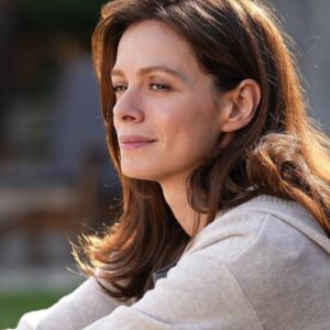 Özge Özpirinçci como Karsu na novela Coração de Mãe