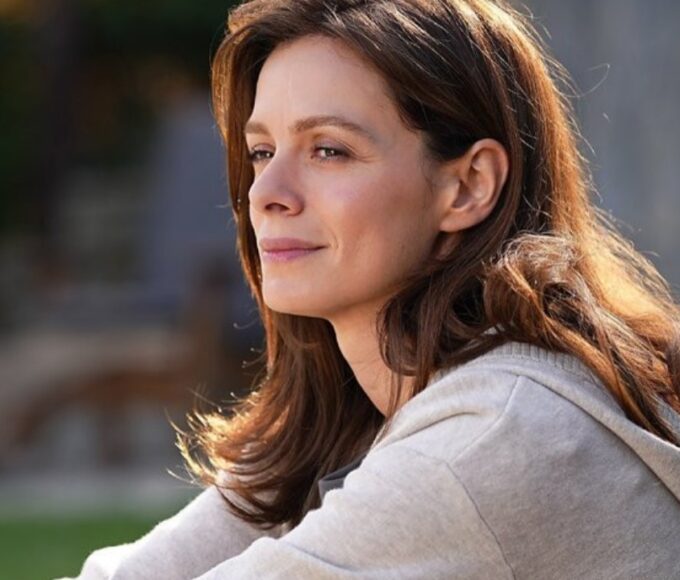 Özge Özpirinçci como Karsu na novela Coração de Mãe