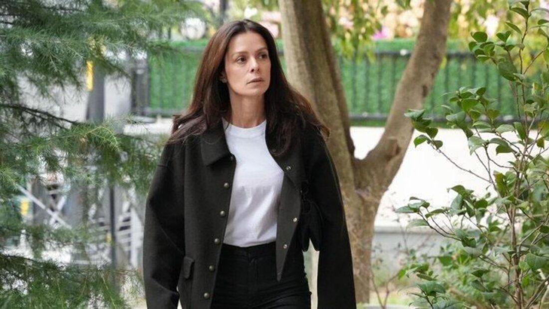 Karsu observando pela porta de vidro