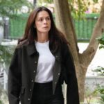 Karsu observando pela porta de vidro