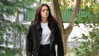 Karsu observando pela porta de vidro