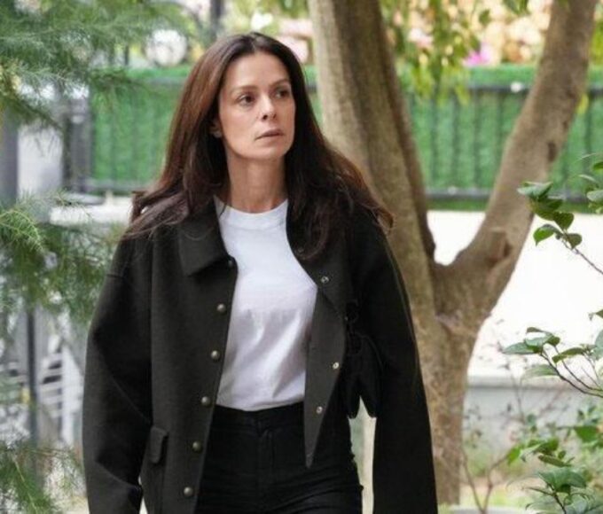 Karsu observando pela porta de vidro