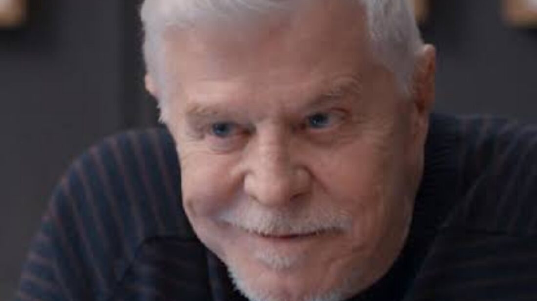 Kasper observando a estátua