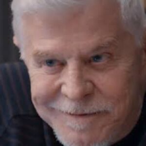 Kasper observando a estátua