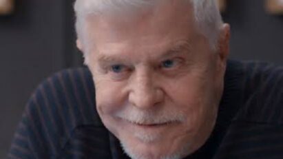 Kasper observando a estátua