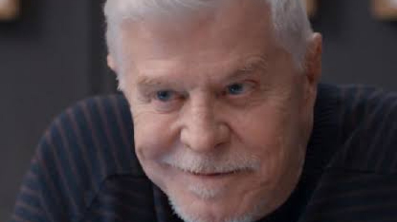 Kasper observando a estátua