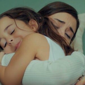 Zeynep (Cansu Dere) em cena dramática nos capítulos finais da novela Mãe”