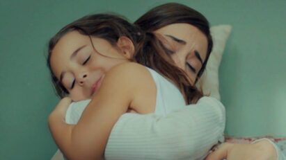 Zeynep (Cansu Dere) em cena dramática nos capítulos finais da novela Mãe”