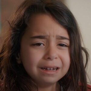 Melek emocionada pede perdão a Zeynep na novela Mãe da Record