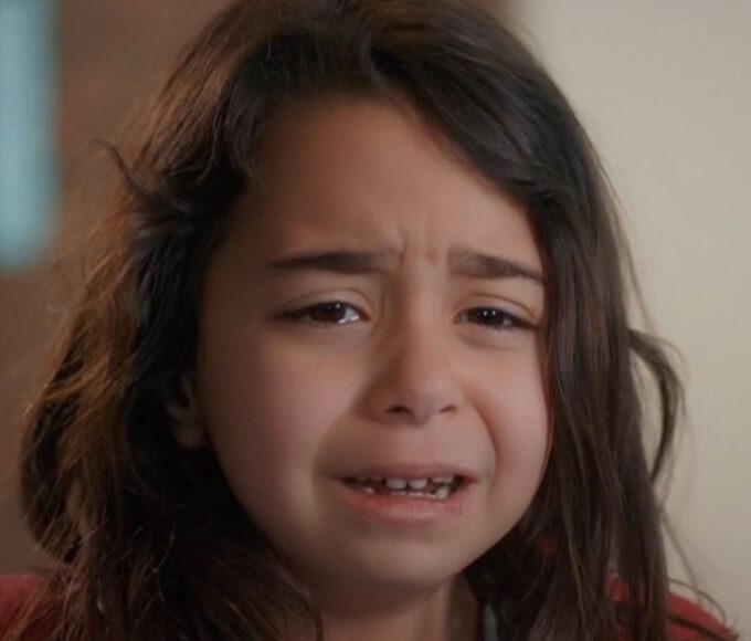 Melek emocionada pede perdão a Zeynep na novela Mãe da Record