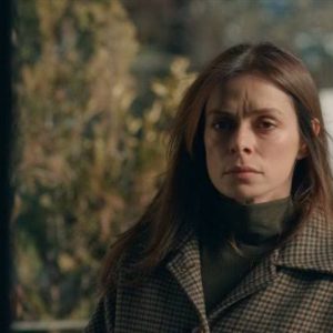 Karsu preocupada com dificuldades financeiras na novela Coração de Mãe