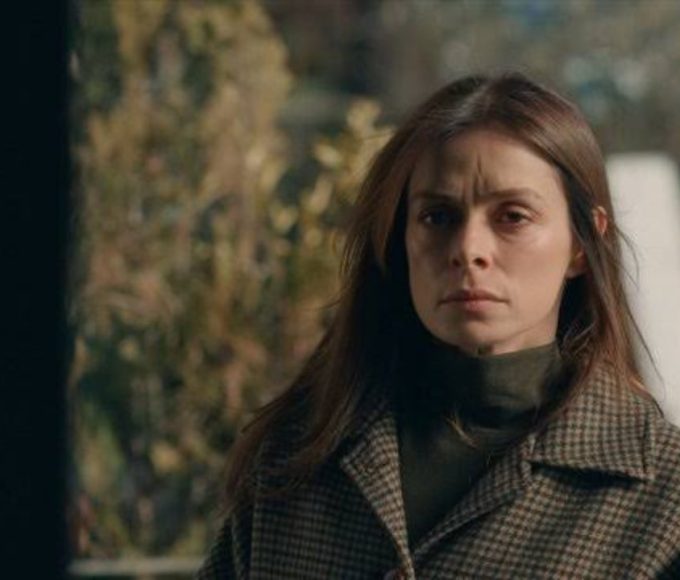 Karsu preocupada com dificuldades financeiras na novela Coração de Mãe